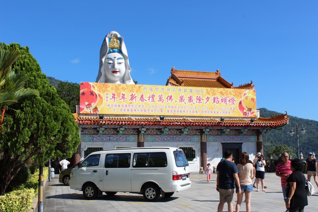 The souvenir shop at the upper plaza with a giant figure above it.