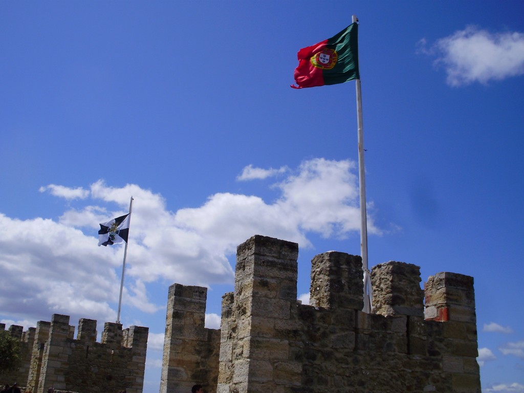 Flags flying above the Castelo.