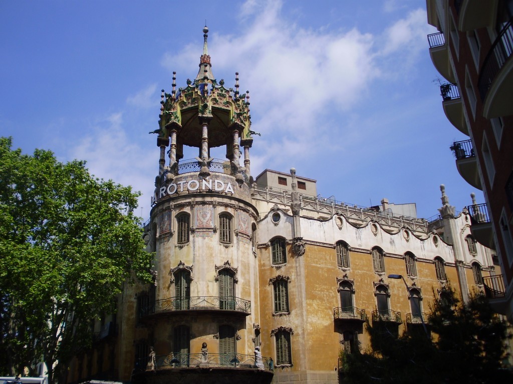 La Rotonda, an example of Catalan Modernism designed by Adolf Ruiz in 1906. It was a hotel and later served as a hospital. After being abandoned for a few years, it was completely refurbished as an office building in 2013.