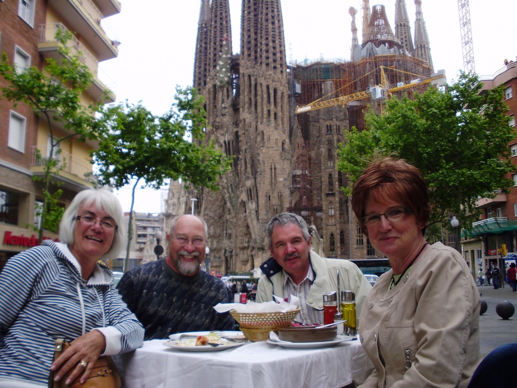 We have lunch in a plaza near the Sagrada Familia