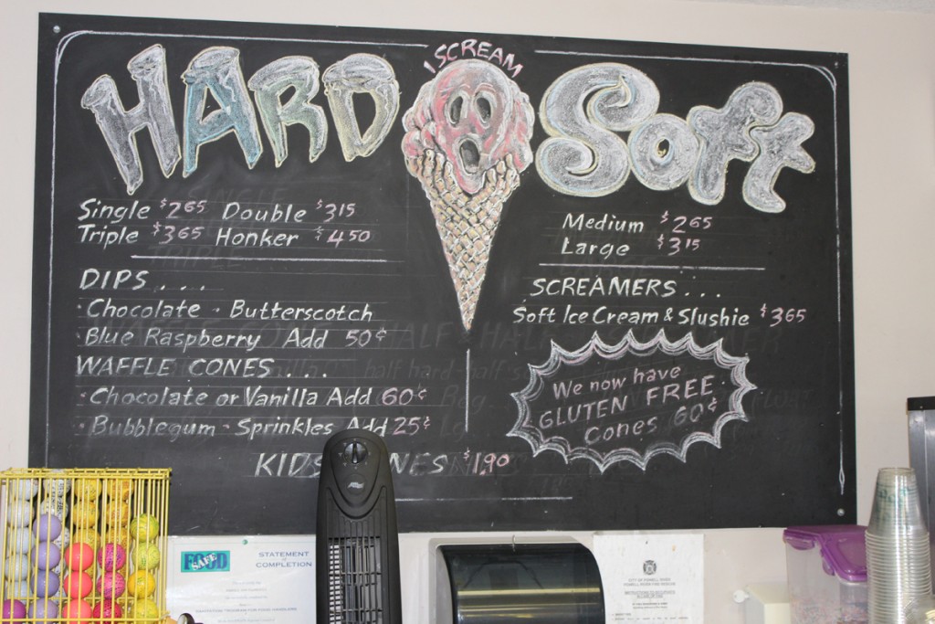 Across from Willingdon Beach is Putters Mini-Golf and Ice Cream Stand. I rather liked the Edvard Munchian blackboard. I ordered a double scooper. I'd like to see one of those Honkers though! Four scoops! Yikes!
