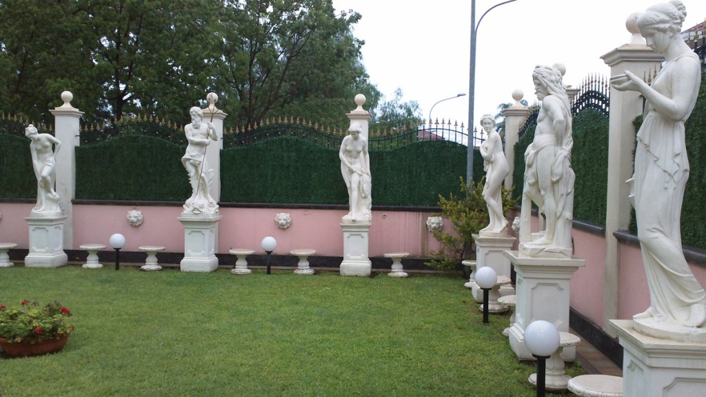 Even the front yard sports some marble statuary.